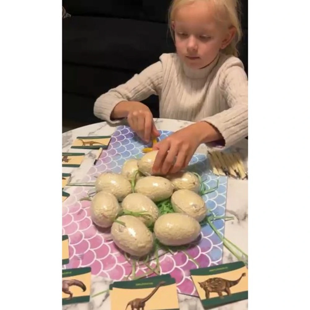 Kind beim Ausgraben der Dinosaurier-Eier